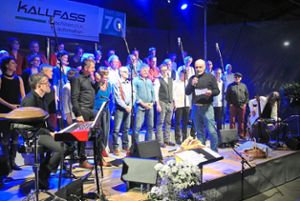 Der Chor  Semiseria unter der Leitung von Frank Schlichter mit  Firmenchef Ernst Kallfass.  Fotos: Braun Foto: Schwarzwälder Bote