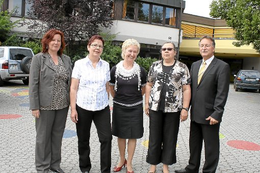 Monika Schneider (links) und Thomas Prügel (rechts) verabschiedeten Anneliese Schühle, Ingrid Vögele und Monique Burger (von links) in den Ruhestand. Foto: Steinmetz Foto: Schwarzwälder-Bote