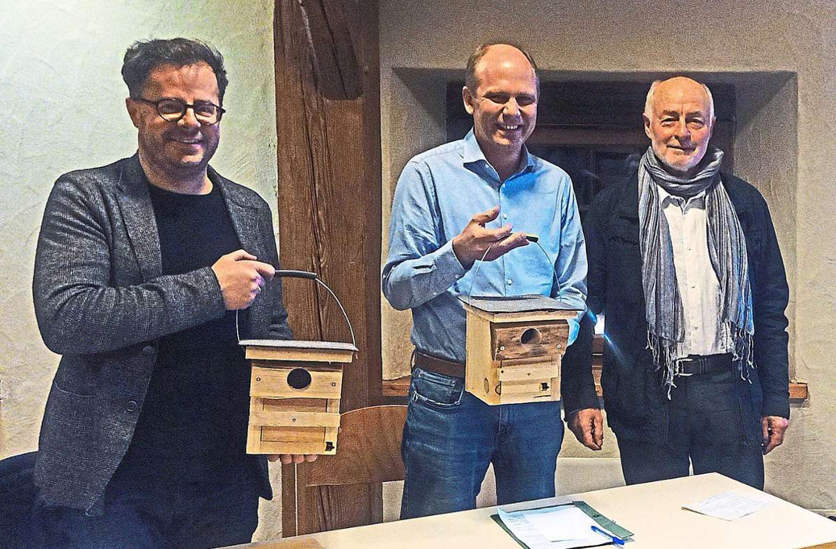 Albert Scheible (rechts) bedankt sich nach dem Bürgertreff mit einem Nistkasten bei Gerd Schill (links) und Thomas Albrecht. Foto: Ober
