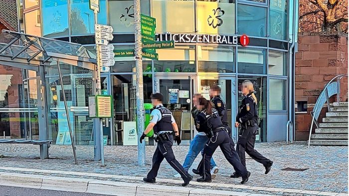 Gerangel in Schömberg: Betrunkener wehrt sich gegen Polizeibeamte