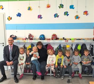 Alles so schön bunt hier: Bürgermeister Martin Ragg und Kindergartenleiterin Amalie Rebmann freuen sich mit den Kids über die Renovierung.  Foto: Preuß Foto: Schwarzwälder Bote