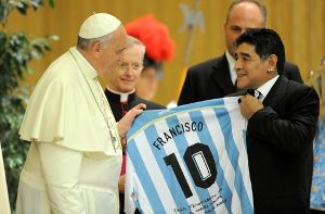 Vor dem Spiel für den Frieden wurden die Stars bei einer Audienz von Papst Franziskus (links, mit Fußball-Legende Diego Armando Maradona) empfangen. Foto: Getty Images Europe