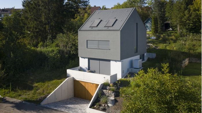 Eine Stuttgarter Familie zeigt ihr kompaktes Traumhaus mit Waldblick