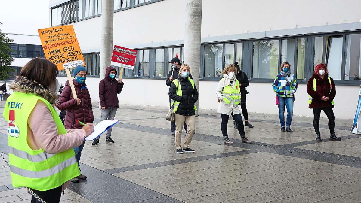 Mit Mundschutz und Sicherheitsabstand demonstrieren die Teilnehmer ihren Unmut. Foto: Moser Foto: Schwarzwälder Bote