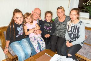 Paul Armbruster setzt sich dafür ein, dass die Familie mit vier Töchtern weiter in Deutschland bleiben darf. Foto: Schmidtke Foto: Schwarzwälder-Bote
