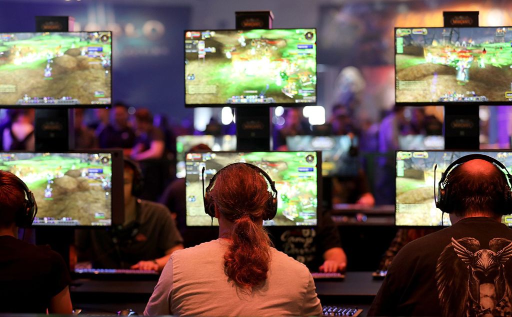 Besucher der 14. Gamescom in Köln spielen World of Warcraft. Foto: Berg