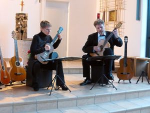 Das Gitarrenduo Saitensprung mit Edith Lehner und Norbert Neunzling zeigen sich in der Komminger Johanneskirche als gut eingespielt Foto: Suttheimer Foto: Schwarzwälder Bote