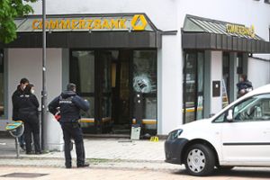 Am Tatort in der Balinger Innenstadt sichert die Polizei vergangene Woche Spuren. Bisher unbekannte Täter hatten   den Geldautomaten der Commerzbank aufgesprengt. Foto: Maier