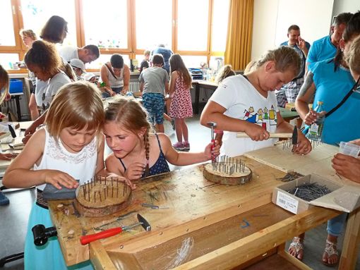 Die Kinder durften beim Schulfest auch mit Holz und Hammer kreativ werden. Foto: Selter-Gehring Foto: Schwarzwälder Bote