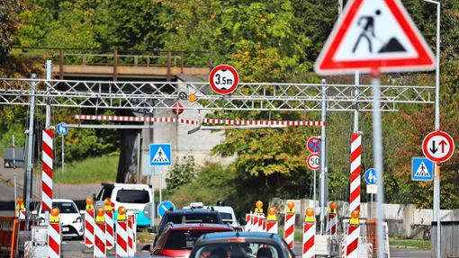 Die Brücke in der Peterzeller Straße in Villingen sorgt für Ärger – sowohl bei Verkehrsteilnehmer, als auch bei den Stadträten. Foto: Marc Eich