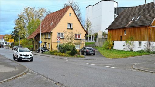 Bei der Einmündung der Seedorfer- in die Lindengasse (rechts) zur Schule soll ein Zebrastreifen das Überqueren erleichtern. Foto: Herzog