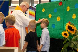 Pfarrer Schlenker spricht den  Kindern den Segen zu.  Foto: MKS Foto: Schwarzwälder Bote