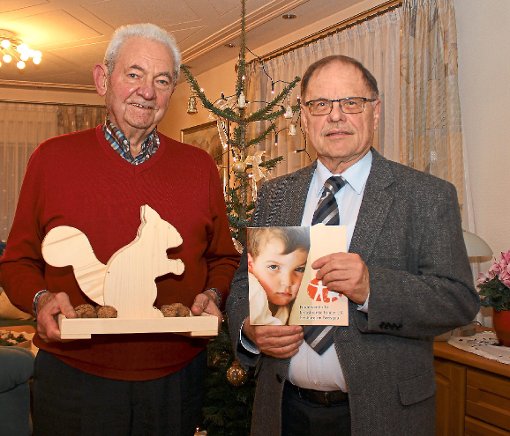 Brigachtals Ehrenbürger Max Hirt (links) überreichte 1000 Euro an Ekkehard Günther, ehrenamtliches Mitglied im Förderverein für krebskranke Kinder in Freiburg.  Foto: Schwörer Foto: Schwarzwälder-Bote