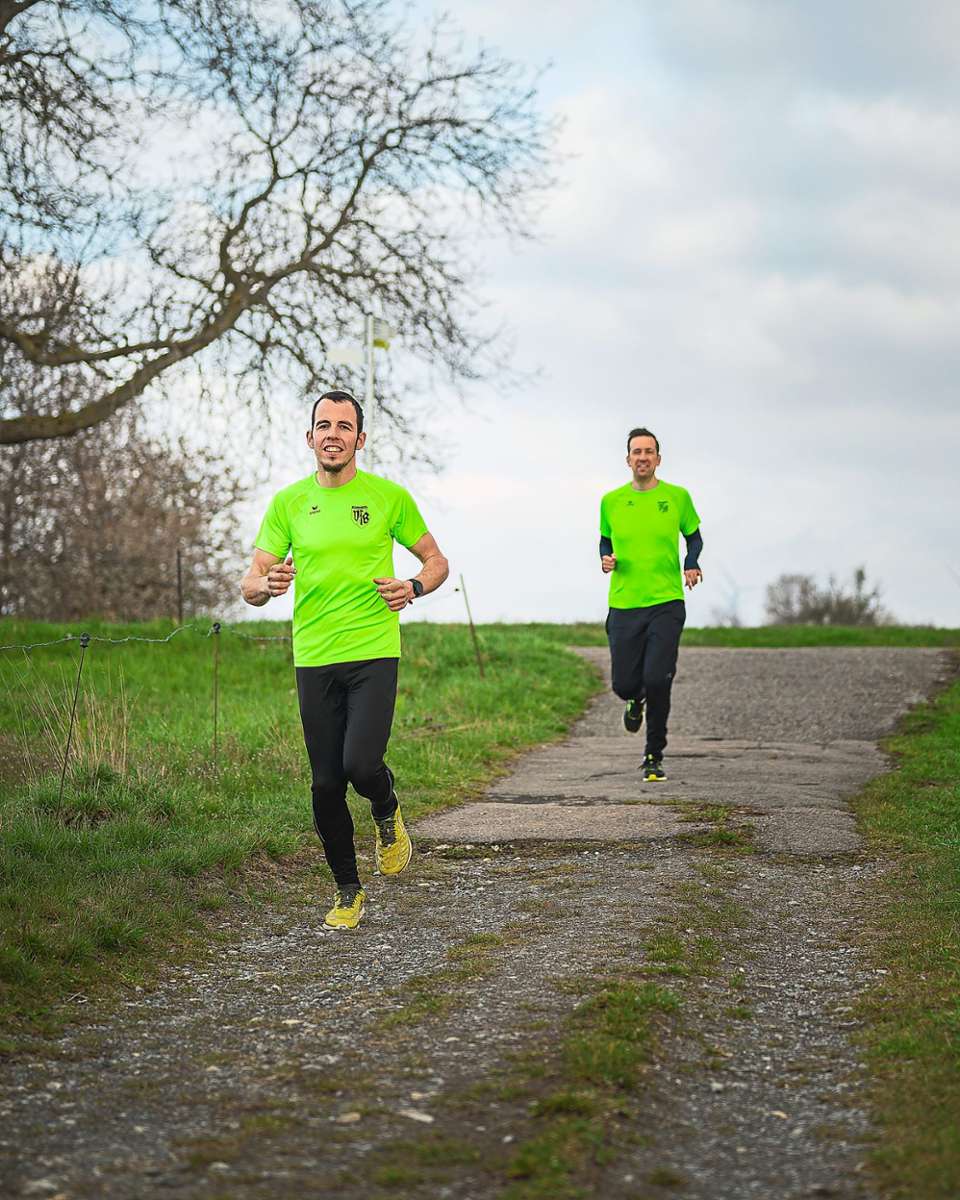 Tim Weber (vorne)  und  Stefan Keller sind  begeisterte Läufer.  Auf  viele Nachahmer hoffen sie beim 1. Straubenhardter Pfinzquellenlauf.Foto: Verein Foto: Schwarzwälder Bote