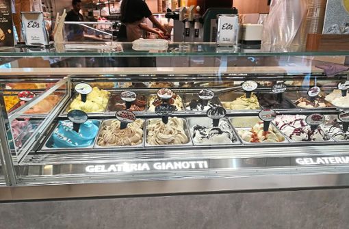 Das Auge isst mit – Dino Gianotti legt deshalb viel Wert auf die neue Eis-Theke in seinem Café. Foto: Kreidemeier