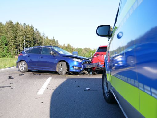 Der Fahrer des roten Mercedes wurde schwer verletzt mit dem Rettungshubschrauber in eine Klinik gebracht. Foto: Heidepriem