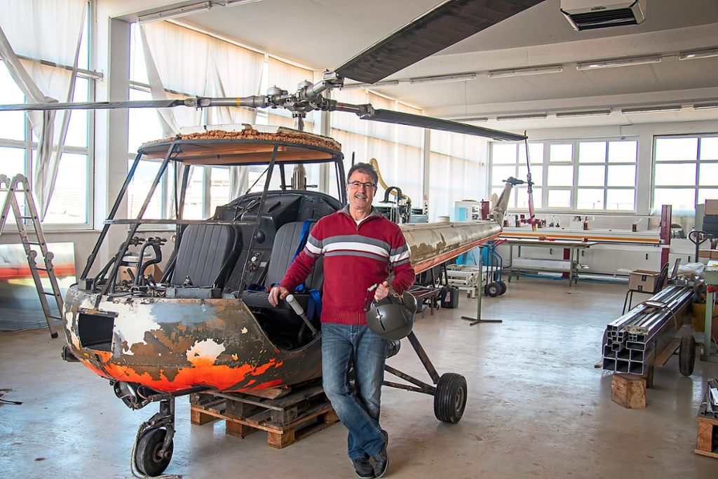 Giuseppe La Rocca mit seinem HubschrauberFoto: Geisel Foto: Schwarzwälder Bote