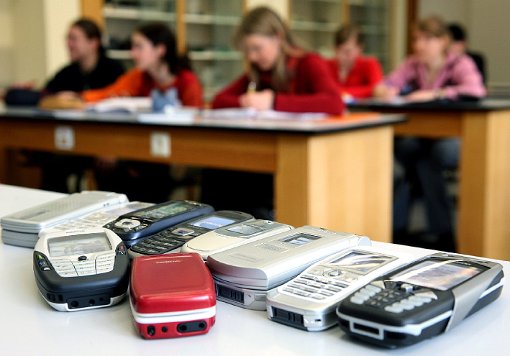 Die Schulen im Kinzigtal gehen mit dem Thema Handynutzung unterschiedlich um. Foto: Symbolfoto: Führer