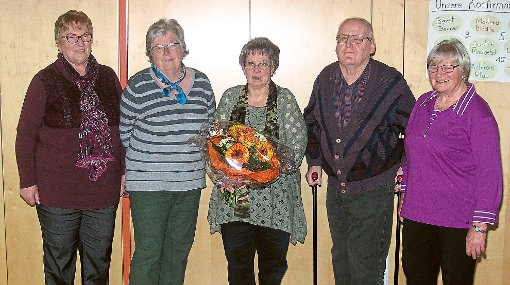 Rolf Schermann (Zweiter von rechts) wird beim Kranken­pflegeförderverein von Elke Jetter (rechts) verabschiedet. Für ihn wird Ingrid Chri­sta Waizmann (Zweite von links) gewählt. Neue Kassenprüferin ist Helga Muckenfuß (links).  Foto: Wössner Foto: Schwarzwälder-Bote