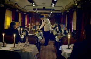 Der Speisewagen im Orient-Express von einst: das schöne Pappschild „Kaffeemaschine defekt“ gab es noch nicht. Foto: BBC Studios/Together Media