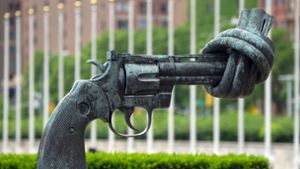 Was bedeutet die verknotete Pistole vor dem UN-Gebäude?