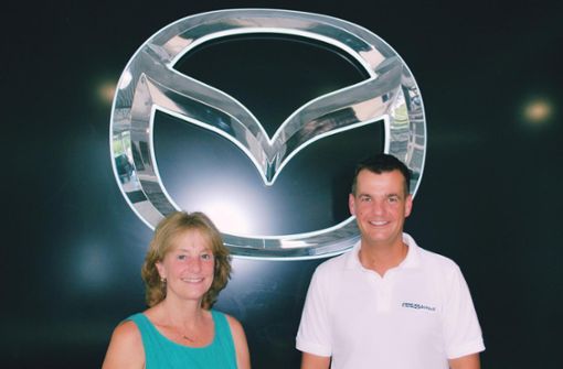 Martina Maier und Michael Dietz vor dem Mazda-Logo Foto: auto-domicil