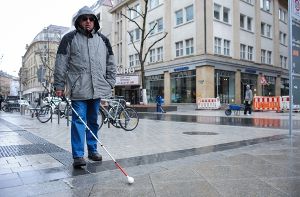 Thomas Stetter sucht an der Tübinger Straße in Stuttgart Orientierung. Foto: Michele Danze
