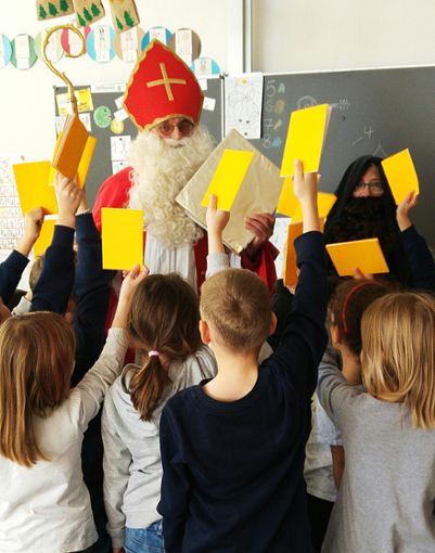 Der Nikolaus hatte den Kindern goldene Bücher mitgebracht, in denen sie ihre Erlebnisse festhalten können.  Foto: Strobel Foto: Schwarzwälder Bote