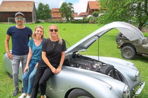 Julia Stolz (rechts) durfte mit ihren Freunden  Katharina Wild und Nico Seeger den Jaguar XK 1954 ihres Vaters nach Dittishausen fahren.   Foto: Bächle Foto: Schwarzwälder Bote