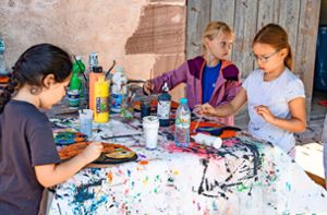 Mit vielen Farben konnten die Kinder beim Sommerferienprogramm ihrer Fantasie freien Lauf lassen. Foto: Geisel