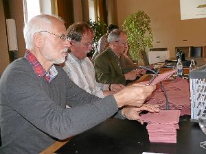 Am Auszählungstag hatten die Auszähler (von links)  Joachim Auer, Gerd Braun und Hubertus Jörg viel zu tun.         Foto: Archiv-Foto: Alt