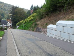 Die Klagemauer unterhalb des Jägerwegs wird bis zum Trafohäuschen verlängert.  Foto: Glaser Foto: Schwarzwälder Bote