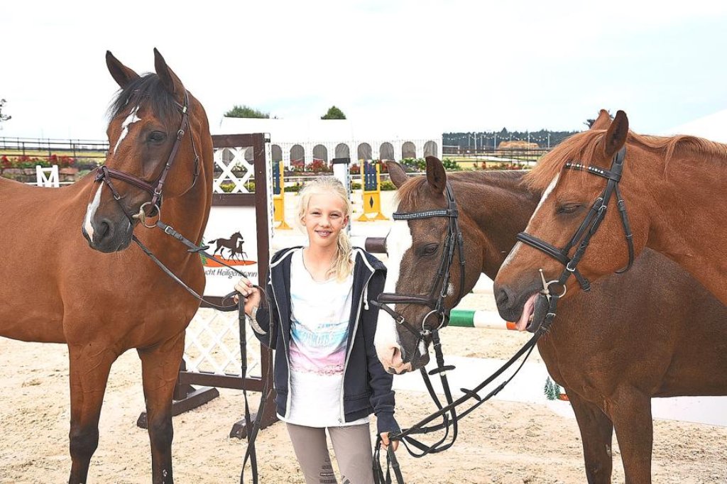 Im Kids-Cup Baden-Württemberg erfolgreich: Jule Aurelie Schmid vom RC Heiligenbronn, hier gleich mit drei Pferden.