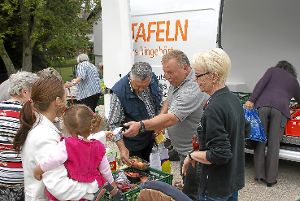 Gisela Spöri (ganz rechts) und Joachim Stadler (links daneben) vom DRK Sigmaringen öffnen jeden Freitag den mobilen Burladinger Tafelladen. Der sucht momentan noch nach einer festen Bleibe.  Foto: Rapthel-Kieser Foto: Schwarzwälder-Bote