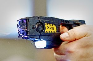 Eine Taserwaffe verschießt Drähte mit Widerhaken, über die elektrische Impulse übertragen werden können. Foto: dpa