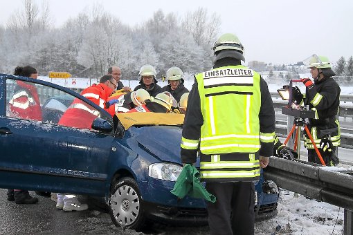 Gegen 8.30 Uhr kam es am Mittwochmorgen auf der B 27 zu einem Verkehrsunfall auf Höhe Flugplatz Donaueschingen. Eine 20-Jährige Autofahrerin war nach einem Überholvorgang auf Schneematsch ins Schleudern geraten, gegen Lastwagen und Leitplanke geprallt.  Foto: Horn