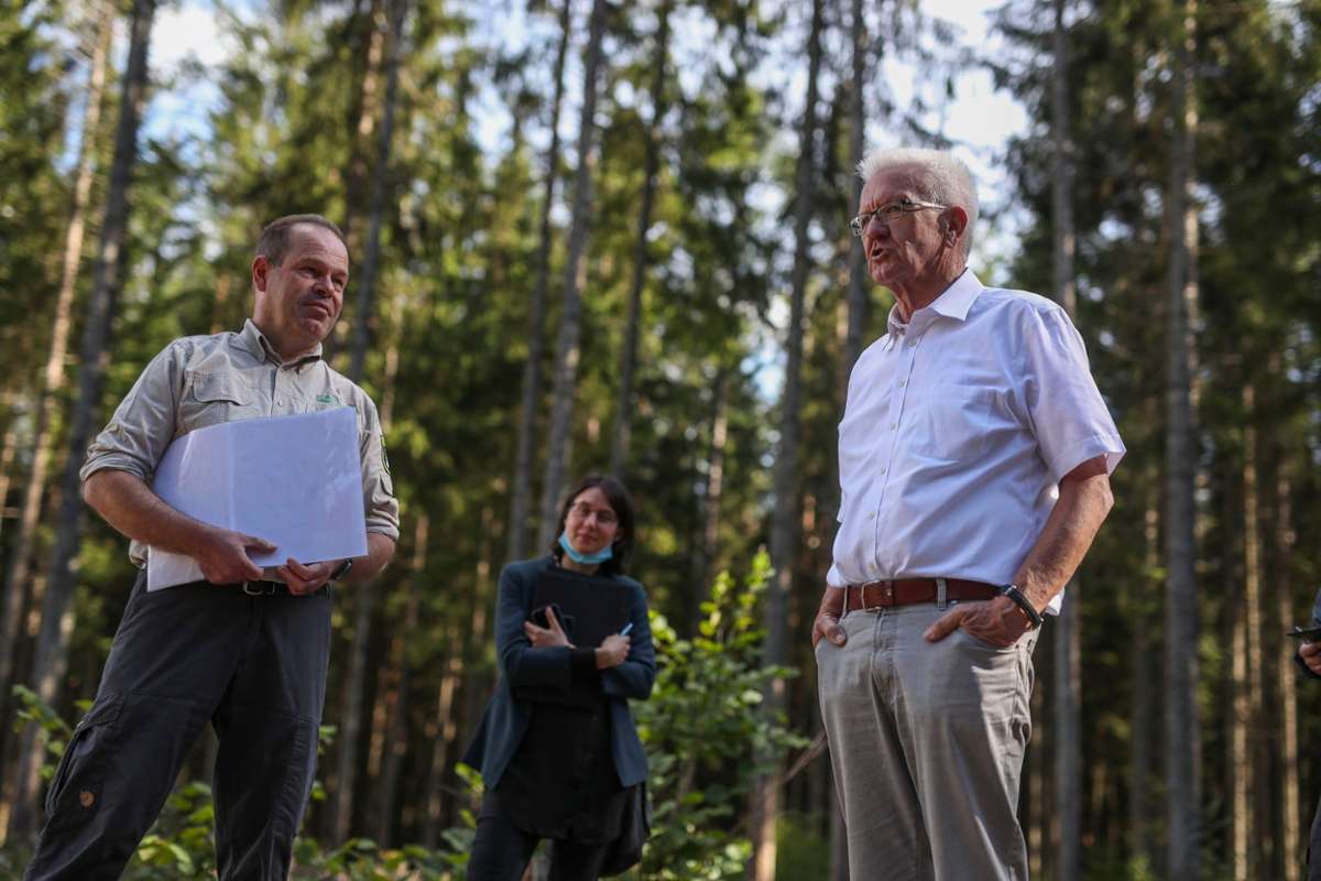 Forstamtsleiter Tobias Kühn (links) besichtigte mit Ministerpräsident Winfried Kretschmann den Neuhäuslewald.