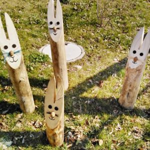 Die Hasenfiguren auf dem Dorfplatz erinnern an Ostern und laden zum Besuch ein.Foto: Vollmer Foto: Schwarzwälder Bote