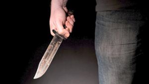 Mann bedroht Familie mit Messer