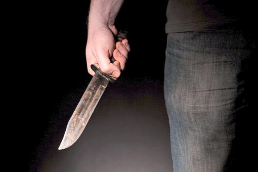 Plötzlich zog einer der Männer ein Messer und stach auf seinen Kontrahenten ein. (Symbolbild) Foto: gebphotography – stock.adobe-com