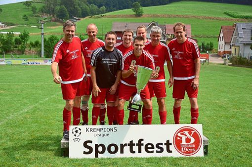 Über den Gewinn des Oldie-Cups im Rahmen des Sportfests freuten sich die Alten Herren der  SG Freiamt-Ottoschwanden. Foto: Bühler Foto: Lahrer Zeitung