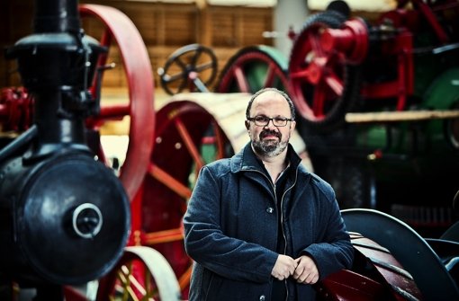 Jürgen Weisser ist sich sicher, dass er trotz der riesigen Sammlung historischer Landmaschinen nicht unter die Räder kommt. Foto: Peter Petsch