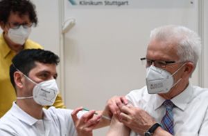Ministerpräsident Winfried Kretschmann freut sich offensichtlich über die Impfung. Foto: dpa/Marijan Murat
