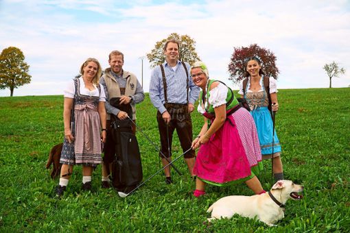 Die Akteure haben Spaß beim Crossgolf in Göschweiler (von links): Bianca Vrey, Christian Vrey, Stephan Reinhardt,   Susi Freitag und  Sibylle Löffler.   Foto: Bächle Foto: Schwarzwälder Bote