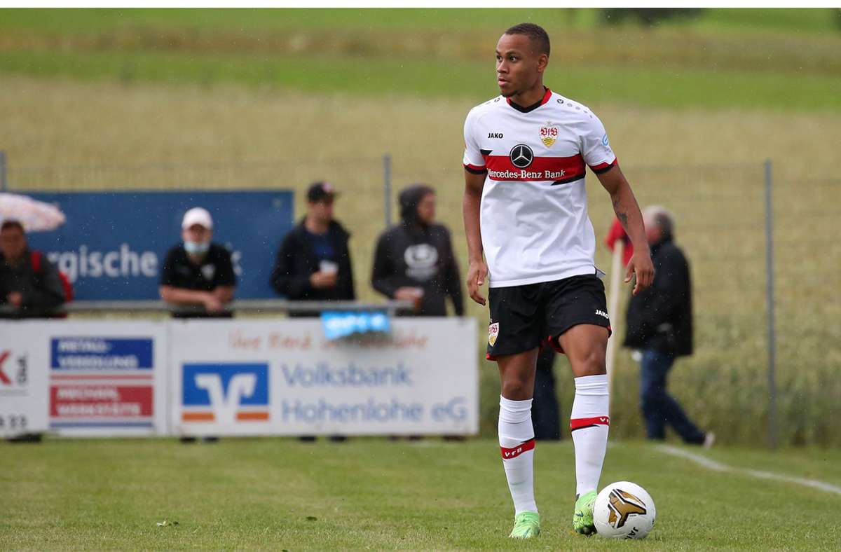Der Mittelfeldspieler Nikolas Nartey streift sich in dieser Saison erstmals das Trikot des VfB Stuttgart über. Unter Vertrag steht er aber schon seit 2019. Foto: Pressefoto Baumann
