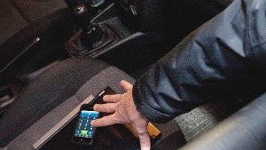 Dieb klaut Bargeld und Handys aus geparktem Auto in Dotternhausen
