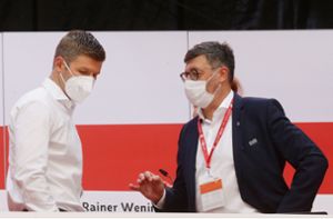 Der Vorstandsvorsitzende Thomas Hitzlsperger (links) und der Präsident Claus Vogt haben beim VfB Stuttgart noch einiges zu diskutieren. Foto: Baumann/Hansjürgen Britsch