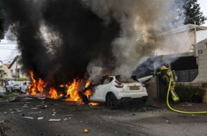 Getroffen: Israel versucht die Folgen des Großangriffs der Hamas einzudämmen. Hier löscht ein Feuerwehrmann in Aschkelon ein von einer Rakete getroffenes Auto. Foto: dpa/Tsafrir Abayov
