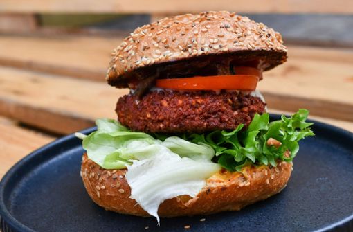 Veganer Fleischersatz liegt im Trend. Aber ist er auch gesund? Foto: dpa/Jens Kalaene