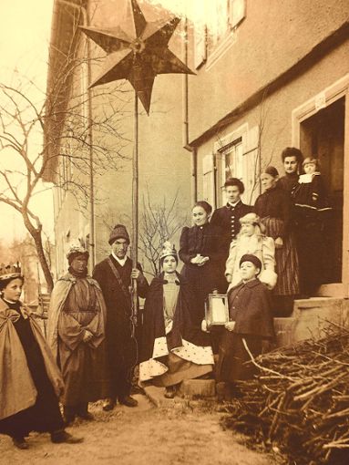 Die Heiligen Drei Könige mit Sterndriller Hubert Falk und Laternenträger im Jahre 1908Repro: Krafczyk Foto: Schwarzwälder Bote